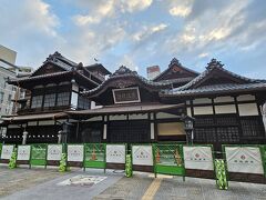 道後温泉本館はまだまだ工事中でした。