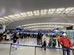 私たちのホテルを出た後、もう一軒ホテルによって空港には6時前に着いてチェックインしました。