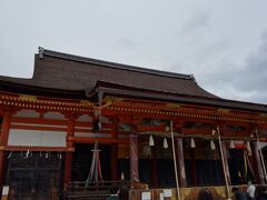 円山公園を突っ切り、八坂神社に到着。
国宝の八坂神社本殿。本殿と拝殿が一つの屋根で覆われている、八坂神社独自の建築方式の建物です。主祭神は、素戔嗚尊。