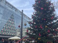 近くにヴルシュマルティ広場がありました。クリスマスマーケットはこれから盛り上がるかな。