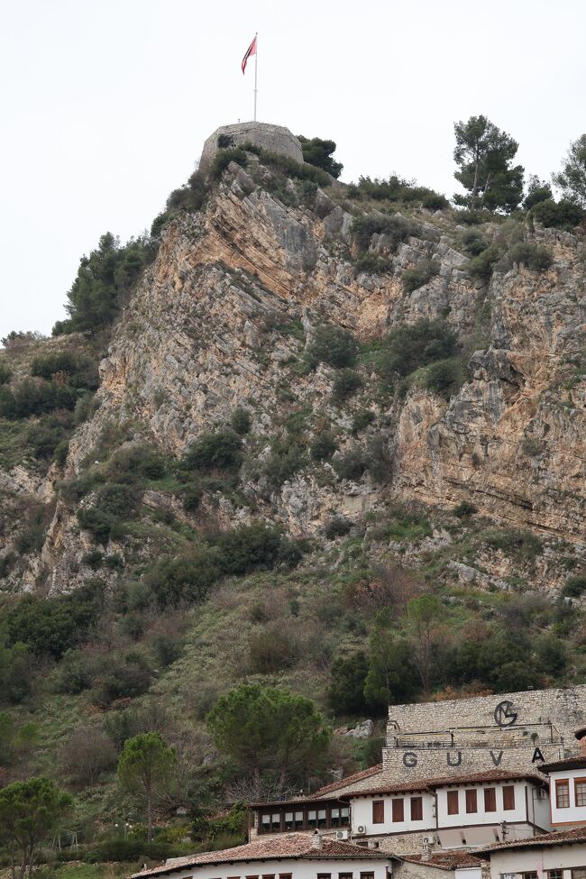 ベラト市街・ゴリツァ地区からベラト城を見ています