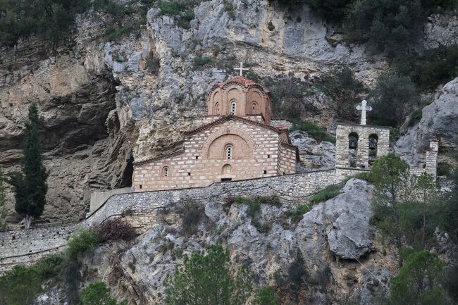 ベラト市街・ゴリツァ地区からマンガレム地区の聖ミハイル教会を見ています