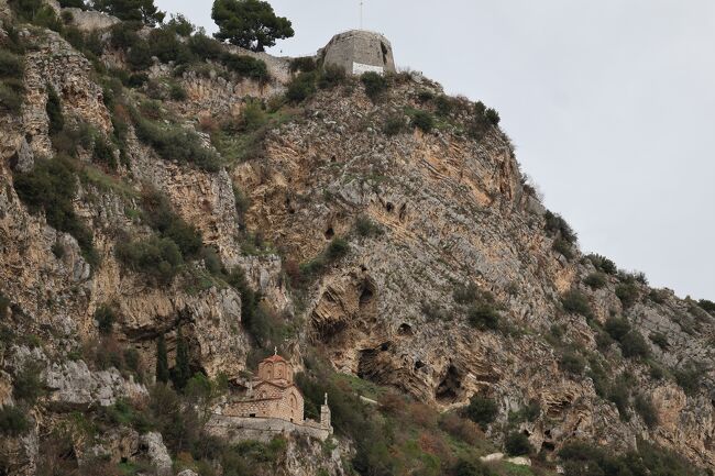 ベラト市街・ゴリツァ地区からベラト城・城壁を見ています
