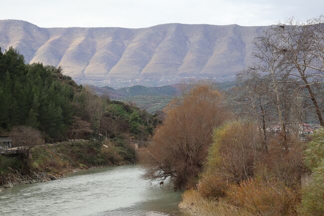 ベラト市街・ゴリツァ地区からオムス川と山々を見ています