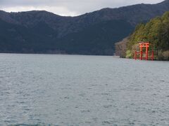 時刻は11:30
元箱根港付近に移動

義妹が立てた当初の計画では遊覧船で元箱根港まで来て箱根蕎麦の店「深生そば」で昼食し食後に箱根神社を巡り帰宅予定