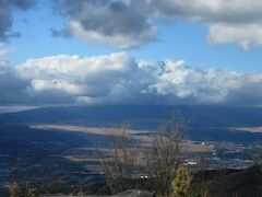 美しい駿河湾を望めたので、奇跡よ起きろと念じつつ、芦ノ湖スカイラインを更に進んで「三国峠展望台」にやってきましたが残念ながら富士山は隠れっぱなしでした・・・残念。
恐らくこれは再度義両親をお連れしなさいとの天の思し召しなのでしょう
雲の中に僅かながら富士山を拝めます・・・