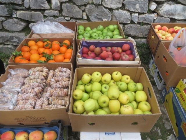 ベラト城城壁内を歩きました、フルーツを販売している露店がありました