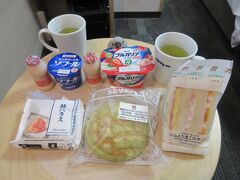 ３日目の朝。もう東京へ帰る日です。

朝飯はgoemonpがパン食、妻がおにぎり。なお乳酸菌飲料はホテルの無料サービスのもの。
