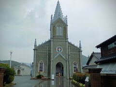 　雨が強くなってきましたが、集落の入り口にある観光案内所で傘を貸して頂いたので、ゆっくり観光できました。観光案内所から少し歩くと崎津教会です。1934年に建てられたゴシック様式の教会で中は畳敷になっています。以前は、崎津諏訪神社の近くに建てられていたのですが、再建する際に「絵踏み」が行われた場所に建て変えられたそうです。