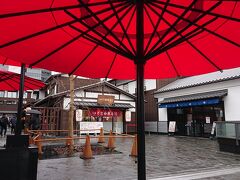 豊洲にはゆりかもめで朝10時前に到着。
ゆりかもめ市場前駅からはデッキで直結していて歩いてすぐです。
あいにくの雨・・・。