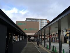 駅は大きくて綺麗でした。

横にバスターミナルがあり、沢山のバスの発着所となっています。