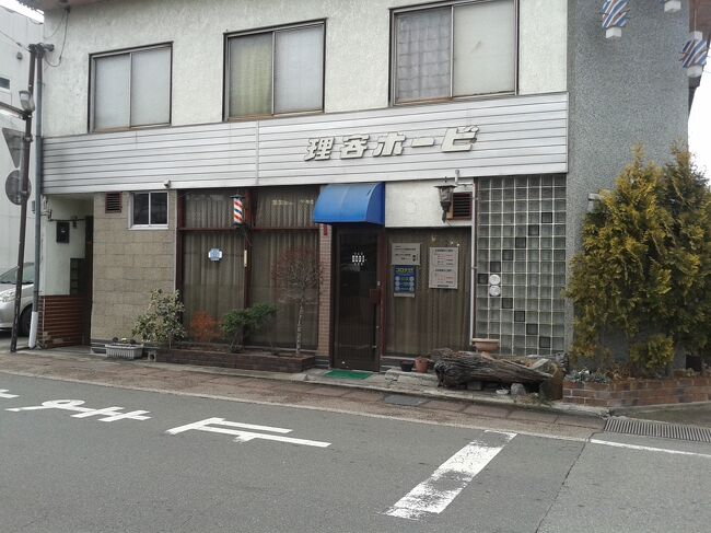 いったん、ホテルにチェックインだけしてから街に繰り出します。<br /><br />レトロな美容室。