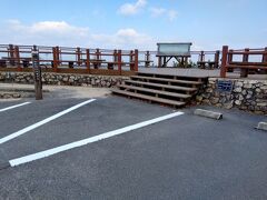 来た道を石鎚神社まで引き返し、さらに山道を少し歩くと広い駐車場に出て、その一角に第一展望台があります。神峰山では最も規模の大きな展望台です。