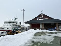 10分ほどでパパっと食事を済ませて道の駅へ向かいます。川沿いの道の先に船着場が見えてきました。