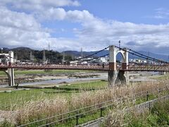 　　　　　　藤井寺市と柏原市の境を流れる石川

　　　　　　そんな石川に架かる吊橋『玉手橋』です

　　　　　　