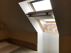 屋根裏部屋のような斜めの窓。こういうの好きだなぁ。
