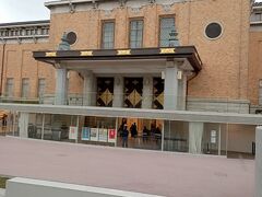 京セラ美術館に来ました、日本で2番目に古い美術館で昭和時代は京都市美術館という名前でした。
母に連れられて初めてルノアールを観たのもここです。