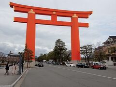 平安神宮のコンクリートの大鳥居が見えてきました。
明治になってから建てられ平安京の初代天皇、桓武天皇と最後の天皇、孝明天皇を祀っている。
