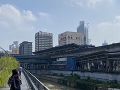 川沿いを少し歩いて、KLセントラル駅(KJ15)の隣のLRT パサール スニ駅(KJ14)。