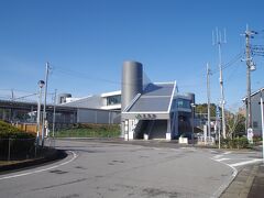 ＪＲ成田線我孫子支線の小林駅　モダン建築です。ここから歩き始めました。