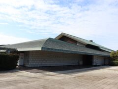 続いては県立九州陶磁文化館にやって来ました。
有田駅から近いですが、少し丘を登った場所にあります。