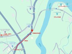 GoogleMapで説明。
ピンの位置が配布場所、列はそこから十份老街方面に列が伸びていきます。タクシーで来る場合、Uberならファミリーマートを指定するといい感じだと思います。
余談ですがトイレの話。
並んでいる時間も長く、トイレに行きたくなると思います。分かりやすいトイレはファミリーマートですが、9時半に同行者がトイレに向かった所、15人ほど並んでおり且つ和式であまり綺麗ではなかったとのこと。戻ってきたのは10時15分頃でした。チケット入手後、奥の十分遊客中心という建物に行くとトイレは洋式だし紙がある(個室にはなくて入り口横にあるので必要な分取っていくスタイル)上に個室数が10以上ありそうだったので(ファミマは1つ)少し歩きますがそっちまで行った方がいいです。ただし、打ち上げが始まると大変な混雑でこの建物へ向かう道は閉鎖されこのトイレは使えません。