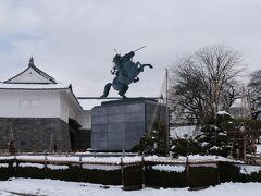 そんなわけで雪の山形市内の散策を。
まずは山形駅の近くにある山形城跡へ。

伊達政宗のおじで、戦国時代出羽国５７万石の大大名だった名将・最上義光の本拠だった城跡です。