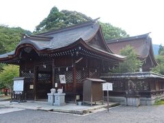 三井寺の南側の琵琶湖疏水の近くにある三尾神社。国の重要文化財に指定される檜皮葺の本殿が見事です