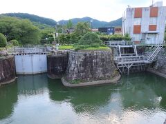 琵琶湖疏水の途中には大きな鉄製の門が設置された大津閘門がありました。明治23年に設けられた土木遺産で、疎水に船を通す為の水位調整用に作られてもの。理系の私には興味をそそる閘門でした