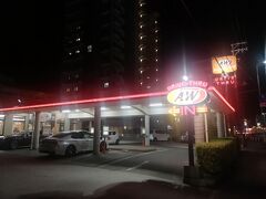 夕食はA&W。
ガソリンスタンド風の造りは昔のアメリカのファーストフードを連想します。
本場のマクドナルド1号店もこんな感じだったと思います。