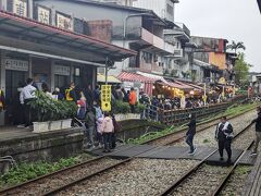 15分ほど待ってやっと人がはけたのですが、奥がすごいことに。駅の大きさに対してこの人数はキャパオーバーですね。