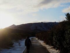 24日（土）最終日は三原山からスタート。
薄っすら雪景色の中を歩き始めます。
