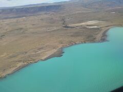 12月8日　17:20発のアルゼンチン航空でエル・カラファテを離陸。3日間お天気にも恵まれエル・カラファテの素晴らしい景色を満喫しました～

エル・カラファテ＆絶景のペリトモレノ氷河
https://4travel.jp/travelogue/11885428

窓際席に座ることができたので、見えなくなるまで、アルヘンティーノ湖を見てました(*´-`)  　