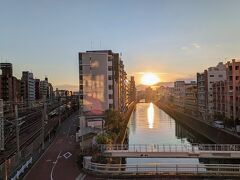 平沼橋から観た景色。
線路の隣に帷子川。帷子川に映る夕陽の景色が良し。

横浜平沼橋の周辺への散策は、以上です。