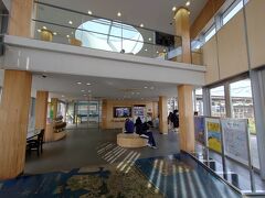 豊橋鉄道三河田原駅舎は地域の交流センターになっています。
学生さんが勉強していたりとか。
明るい雰囲気でした。

ここから電車に乗って新豊橋駅に向かうのが断然早いんだけど、時間もたっぷりだしバスに乗って向かうことにしました。
伊良湖岬～豊橋駅への直通バスはないので、田原駅での乗り換えになります。
途中案外渋滞してて豊橋駅の到着は20分ほど遅れました。