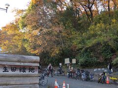 向ヶ丘遊園は２００２年に閉園して、生田緑地という公園になっています。
かつては向ヶ丘遊園駅から小田急のモノレールが走っていましたが、それも廃止。
バスもあるのですが、歩いて１キロほどなので、ほとんど人は歩いていました。