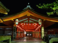 「厳島神社」の入口。
既に入場できる時間ではないので、入場は明日のお楽しみです。