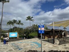 ブルーラインは、シー・ライフ・パーク・ハワイで折り返します。
シー・ライフ・パーク・ハワイでトイレ休憩もあります。運転手さんが行くためかな。
