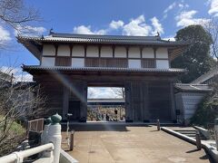 さて、弘道館の正門から反対側には大手門がありました。