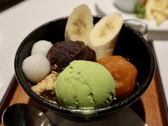 機内食までまだまだ時間があるため、小腹を満たしに5階の不二家レストランへ。
抹茶アイスがのった白玉あんみつで日本食は食べ納め。