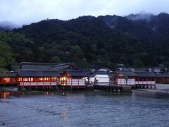 翌朝は早起きしてオープン前に「厳島神社」へ。
薄明りの中の厳島神社も幻想的です。