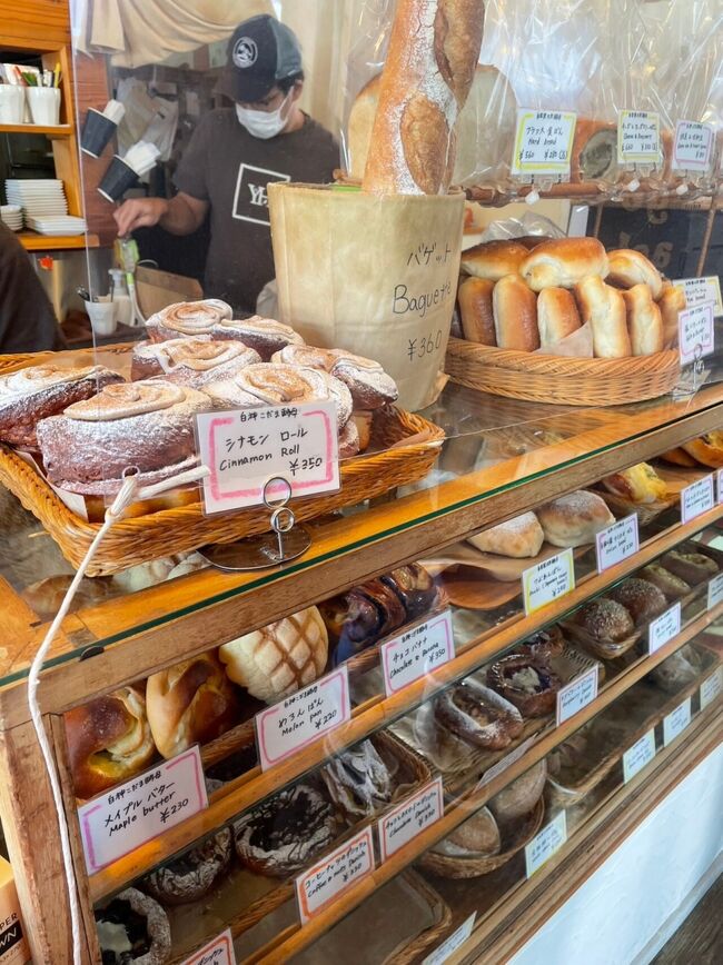 高橋牧場の次はフェリーで明日の朝用のパンを買いに。<br />人気の「ぐずぐず」へ。<br />ここは前回も行きました。もちもちですごく美味しい。<br />前回は閉店間際だったので品数も少なかったのですが、今回はびっちり。目移りしちゃいます。オススメは全てです。美味しい！<br />写真撮り忘れてないですが、イートインもできるパン屋さんです。