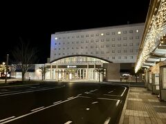 30分ほどで出雲市駅に到着しました。。
最初の2泊お世話になるのは、駅前のツインリーブスホテル出雲さんです！！
一休.comの早割で、2名2泊の朝食付きで25,690円でした(^▽^;)
