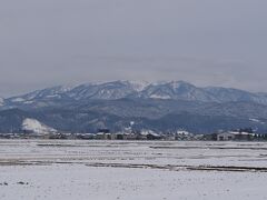 山形駅でレンタカーを借りて、月山方面へスタート。
山形市街を抜けて、寒河江市付近に入ると、目の前に存在感のある月山が見えてきました。
さすがは名山です。
今度は夏に来て登山をしてみたいものです。