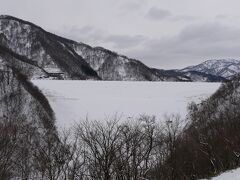 やがて月山へ近づいてくると、寒河江ダムが見えてきました。
雪で真っ白でダムには見えません。