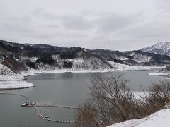 寒河江ダムによる湖は月山湖。
雪の中の湖はとても静かです。