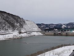 峠を越えるとまたダム湖が見えてきました。
少しややこしいのですが、こちらの湖は「あさひ月山湖」
つまり月山湖は２つあります。
山形よりの西川町と庄内の鶴岡市の間で「月山湖」の名前争奪戦でもあったのかも。