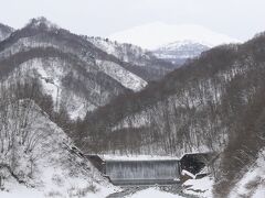 ちょうど庄内と山形の峠、分水嶺のあたり。
雪で真っ白な月山がとても美しいです。
これで青空バックならもっと美しかっただろうな。