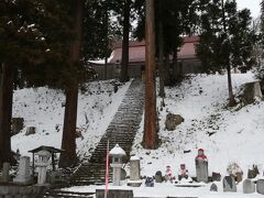 山形から庄内を結ぶ道はかつて「六十里越街道」と呼ばれ、古代から開かれていました。
室町、江戸時代になると湯殿山神社をはじめとする出羽三山への参拝者でにぎわったそうです。
現在は湯殿山神社（旧本道寺）は無人の社殿があるだけで周辺に民家もありませんが、かつてはここには宿坊が多く建てられて、にぎやかな町だったとか。