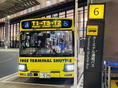 21:55  成田空港 T1 に到着。

無料連絡バスで T2 へ。